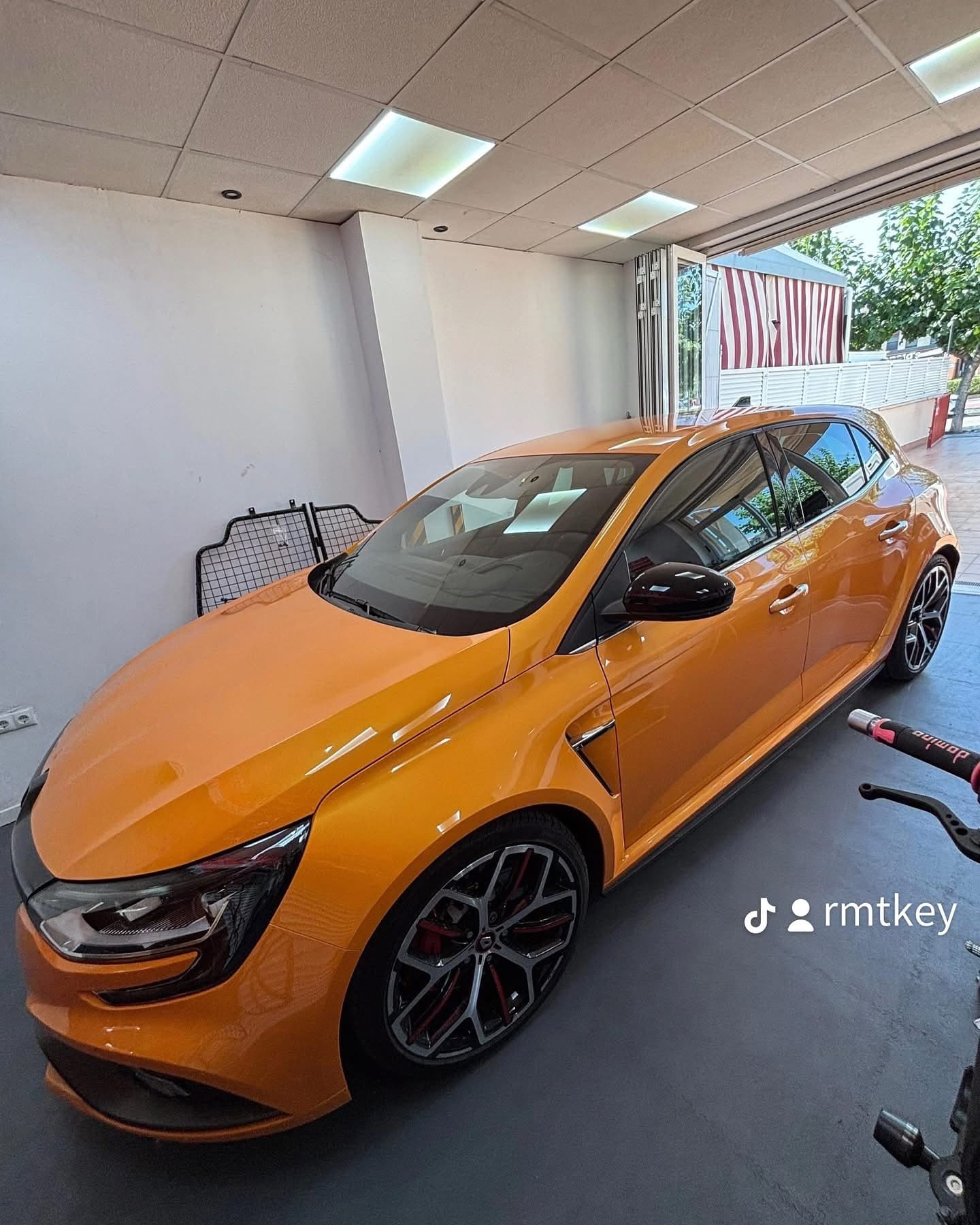 Renault Megane RS amarillo con duplicado de llave antes de ir a Nürburgring