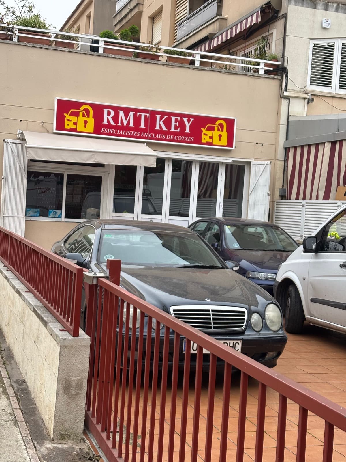 Entrada al local RMT KEY en Passeig de Miramar